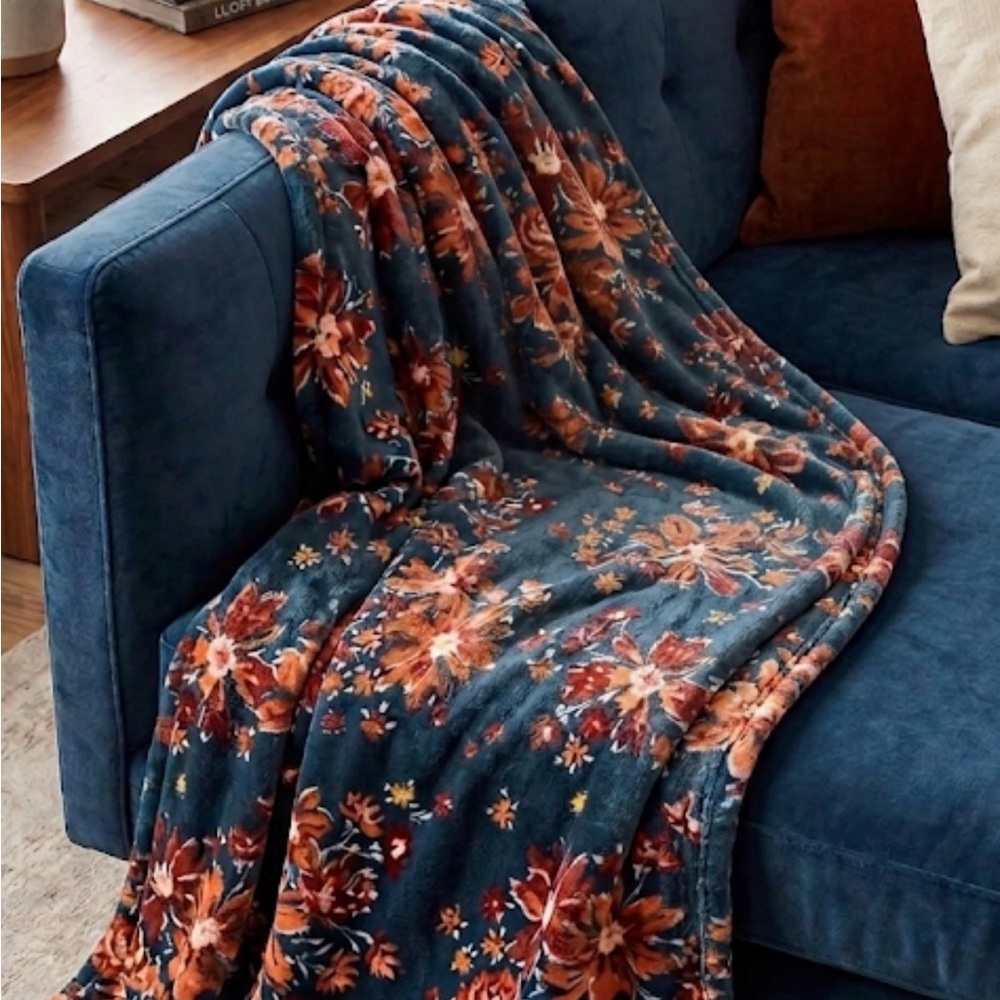 LUCKY BRAND “Tossed Blooms" Floral Plush Throw, 50”x 70”, Navy Blue Multicolor
